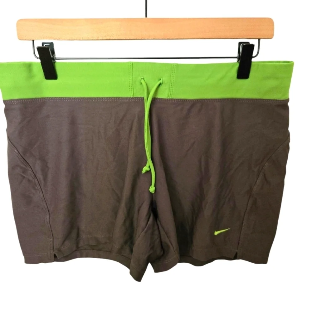 Nike Women's Gray and Green Shorts Size Large Euc